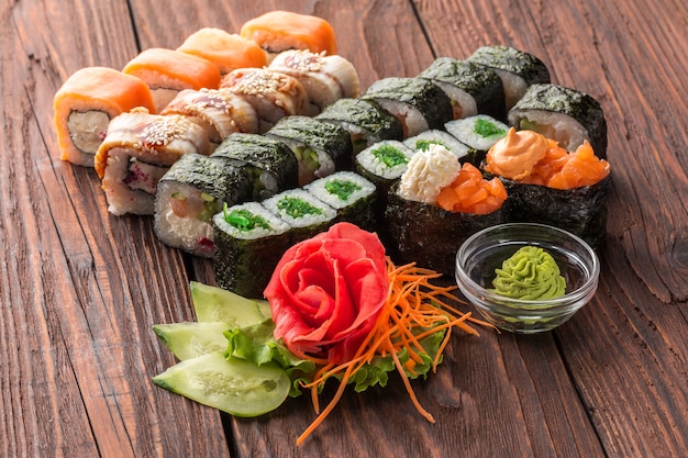 Conjunto de rolo e sushi na mesa de madeira.