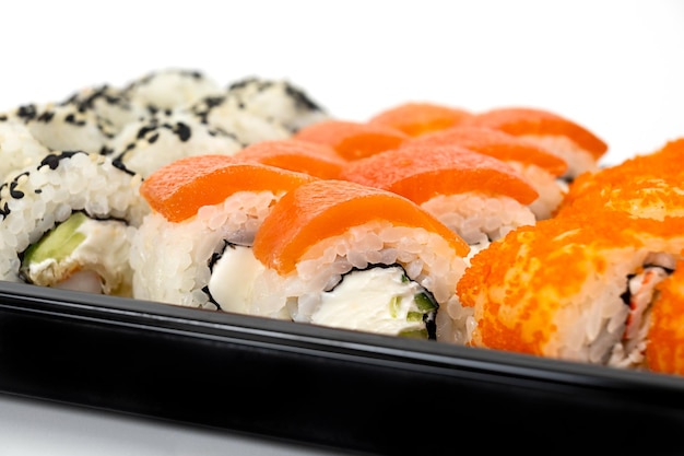 Conjunto de rolos de sushi Califórnia com caranguejo Filadélfia rolo com queijo creme rolo canadense com camarão