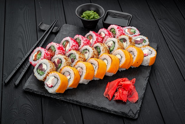 Conjunto de rolos de sushi com peixe fresco