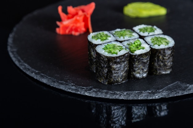 Conjunto de rolos de sushi em fundo preto