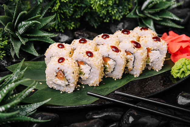 Foto conjunto de rolos de sushi frescos com abacate salmão e sementes de gergelim