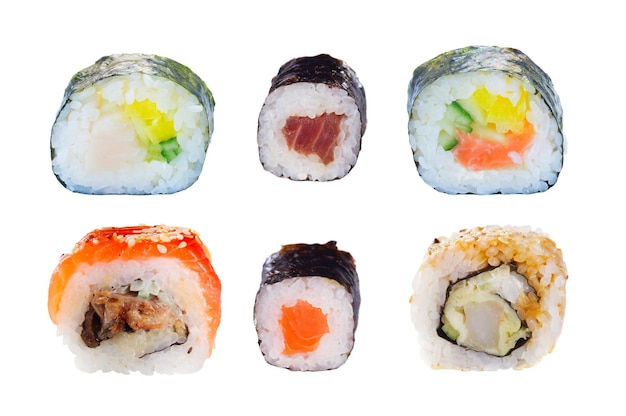 Conjunto de rolos de sushi japoneses isolados em fundo branco