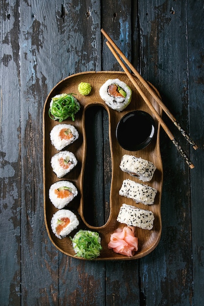 Conjunto de rolos de sushi