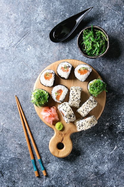 Conjunto de rolos de sushi