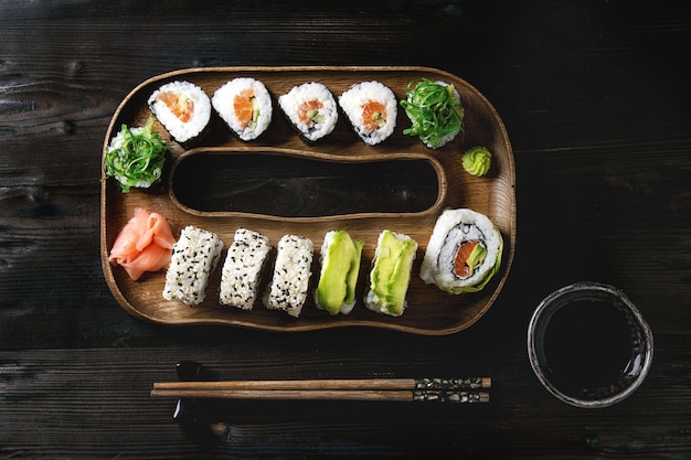 Conjunto de rolos de sushi