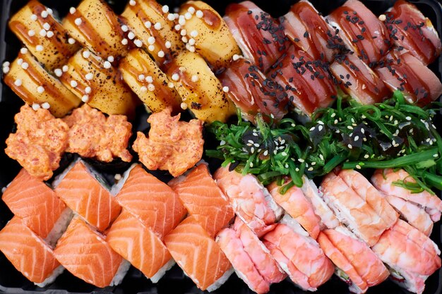 Conjunto de rolos e sushi no fundo branco