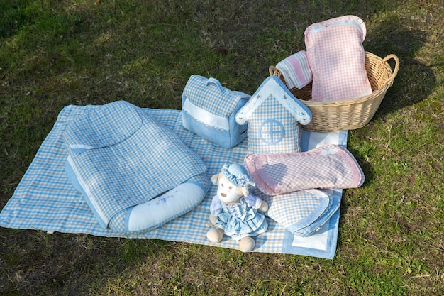 Foto conjunto de roupas de bebê para recém-nascido na grama