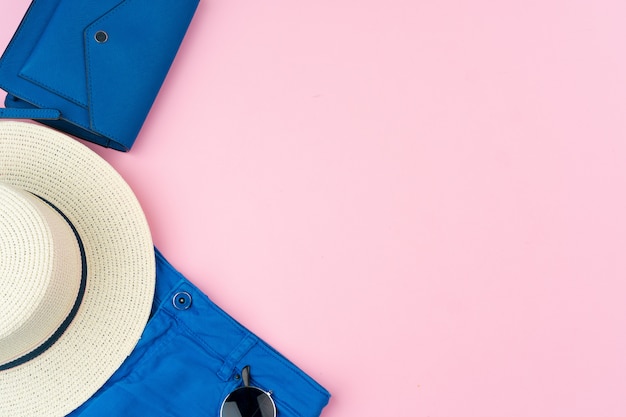 Conjunto de roupas de verão para mulher na parede rosa