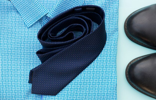 Conjunto de roupas e acessórios para homem sobre fundo azul, conceito de negócio ou escritório