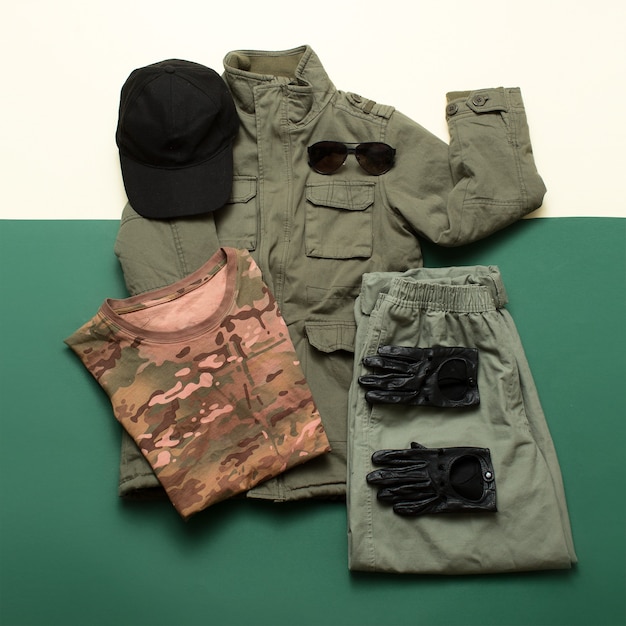 Foto conjunto de roupas estilo militar detalhes de roupas de soldado