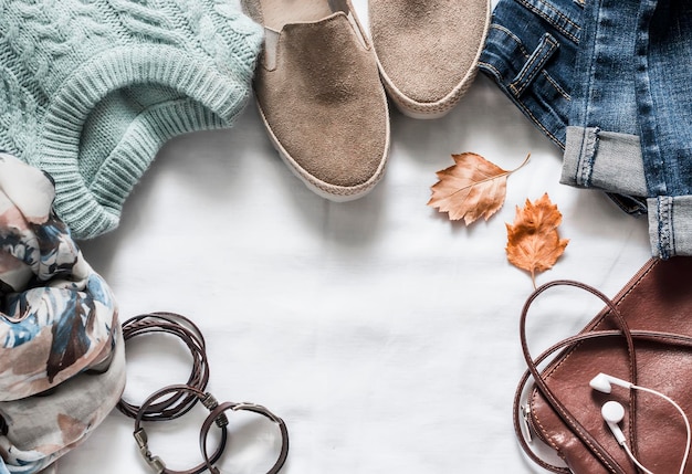 Conjunto de roupas femininas de outono jeans camurça tênis pulôver cachecol e bolsa de couro roupas femininas