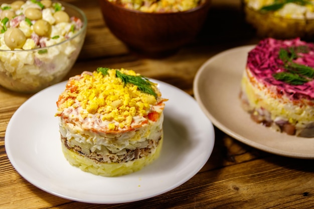 Conjunto de saladas festivas de maionese na mesa de madeira