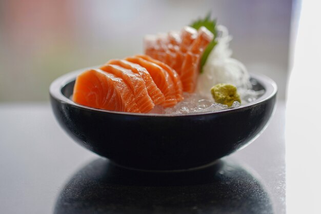 Conjunto de salmão sashimi, peixe cru, comida japonesa, foco seletivo