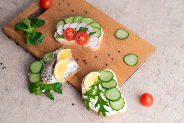 Conjunto de sanduíches com vegetais