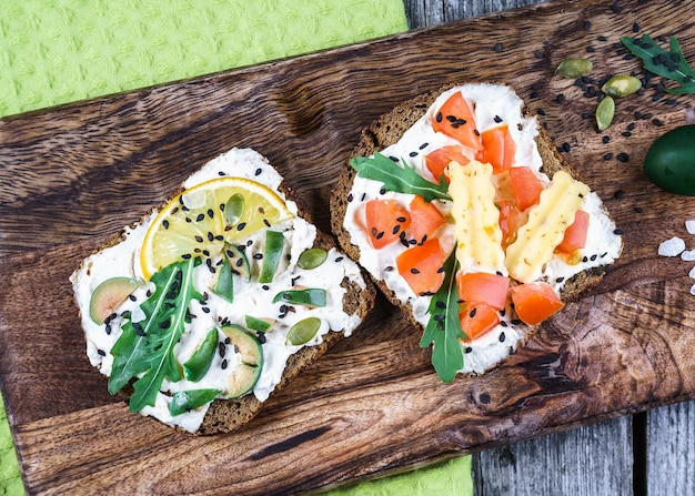 Conjunto de sanduíches de pão de centeio abertos com vários recheios variedade de sanduíches abertos pequenos sanduíches variados