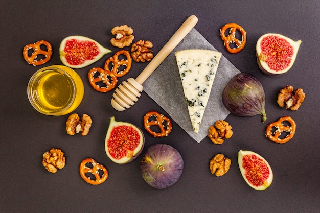 Conjunto de seleção de aperitivo de queijo ou lanche de vinho. Queijo Roquefort, figos, mel, nozes, pretzels