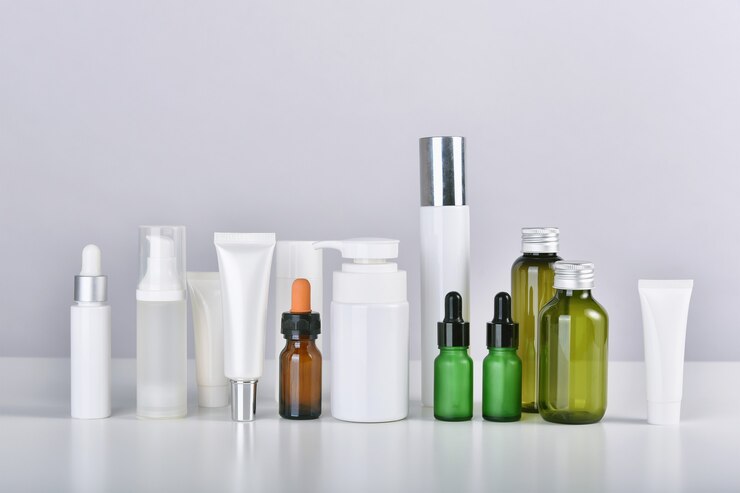 Conjunto de skincare e frasco de cosmético.