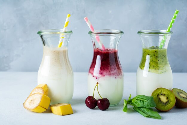 Conjunto de smoothies frescos. Banana, cerejas, kiwi e espinafre para uma alimentação saudável, desintoxicação, dieta alimentar