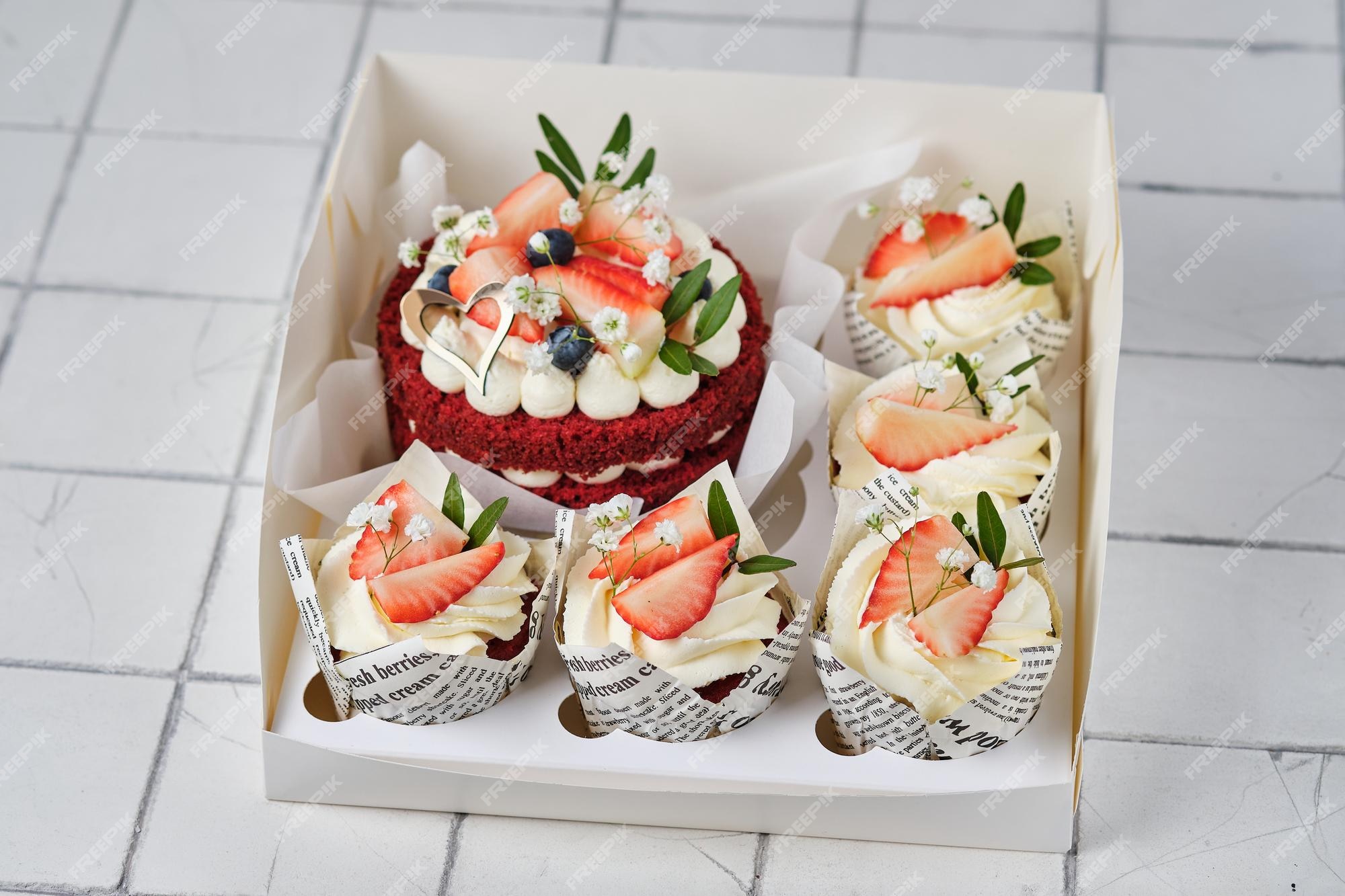 Conjunto de sobremesas bolo de bento de veludo vermelho e cupcakes de veludo  vermelho com morangos