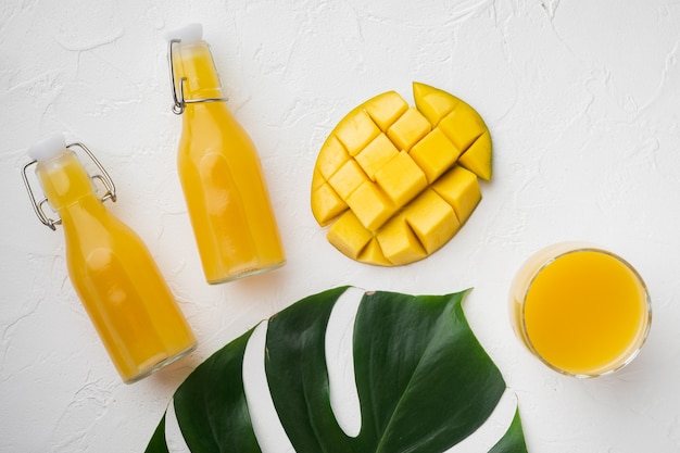 Conjunto de suco de manga, no fundo da mesa de pedra branca, vista superior plana lay