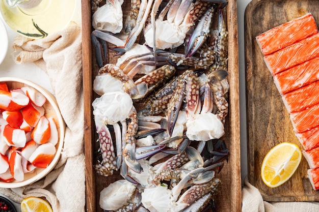 Conjunto de surimi de palito de carne de caranguejo fresco, sobre fundo branco, vista superior plana