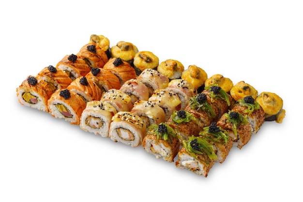 Conjunto de sushi com salmão ovos mexidos atum tobiko caviar mexilhões queijo camarão frito bacon queijo chukka isolado no fundo branco