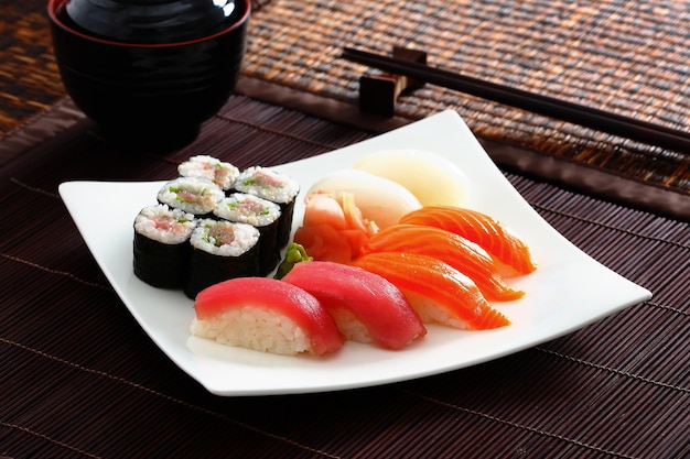 conjunto de sushi, comida japonesa