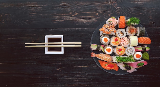 Conjunto de sushi. Comida tradicional japonesa