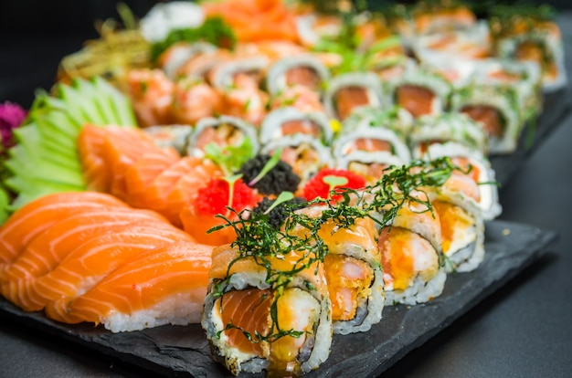 Conjunto de sushi. Cozinha tradicional japonesa, sushi premium decorado em ambiente elegante.