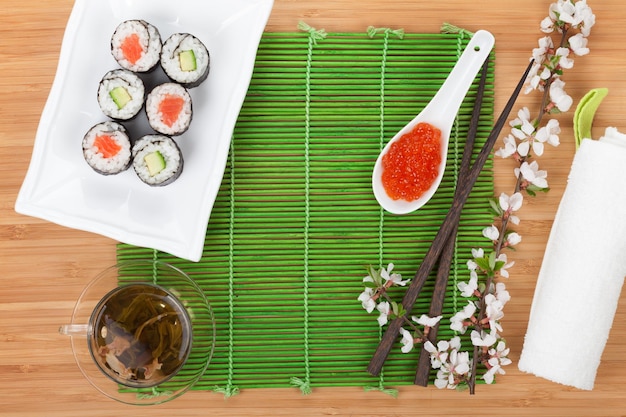 Conjunto de sushi de caviar vermelho ramo de sakura e chá verde