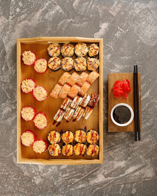 Conjunto de sushi de comida japonesa