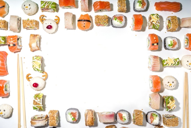 Conjunto de sushi de natal com rolinhos decorados de forma divertida como os símbolos de natal ãƒâƒã‚â ¢ ãƒâ‚ã‚â € ãƒâ‚ã‚â “papai noel, cervo, boneco de neve, árvore do abeto, menu de sushi bar de natal, maquete de entrega festiva