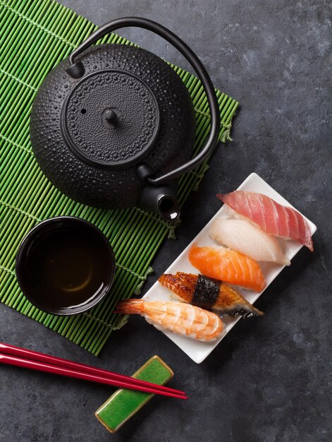 Conjunto de sushi e chá verde