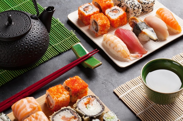 Conjunto de sushi e maki roll e chá verde