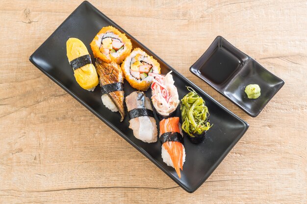 Conjunto de sushi e maki roll