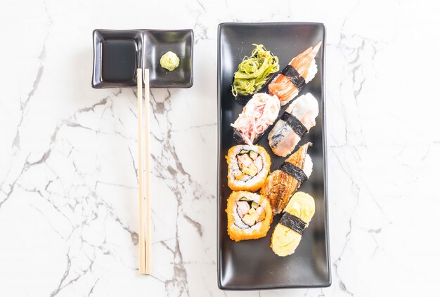 Conjunto de sushi e maki roll