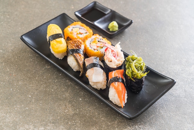 Conjunto de sushi e maki roll