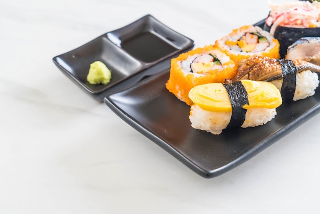 Conjunto de sushi e maki roll