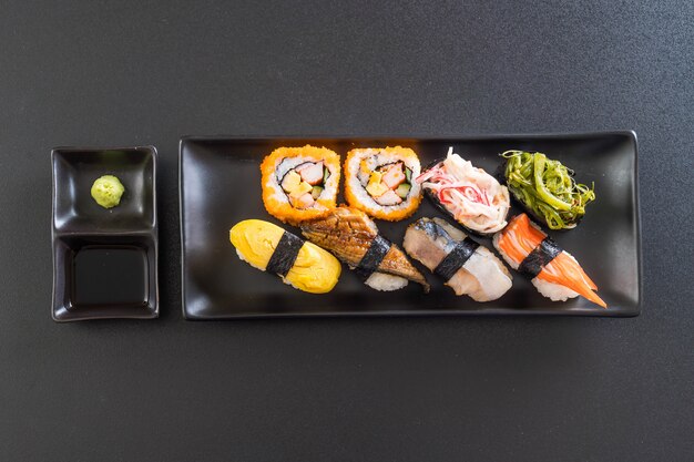 Conjunto de sushi e maki roll