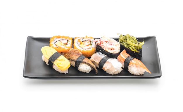 Conjunto de sushi e maki roll