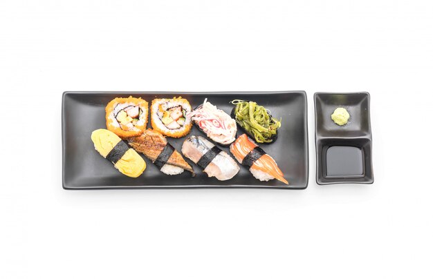 Conjunto de sushi e maki roll