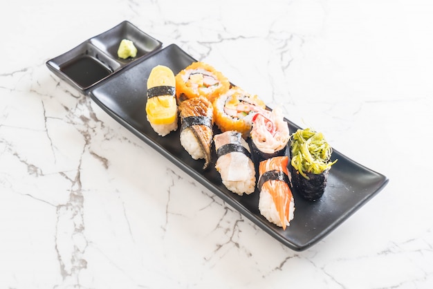 Conjunto de sushi e maki roll