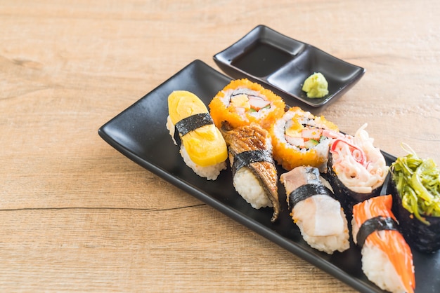 Conjunto de sushi e maki roll