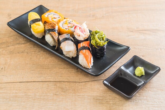 Conjunto de sushi e maki roll