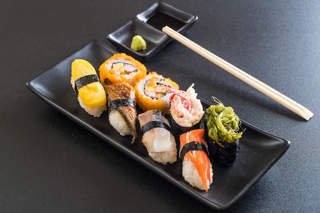 Conjunto de sushi e maki roll