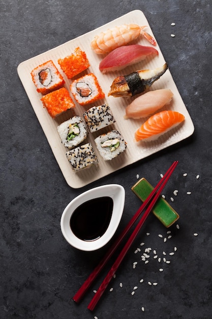 Conjunto de sushi e maki roll