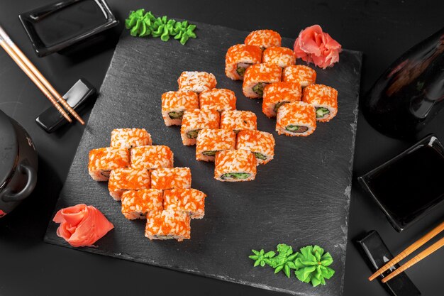 Conjunto de sushi e pãezinhos