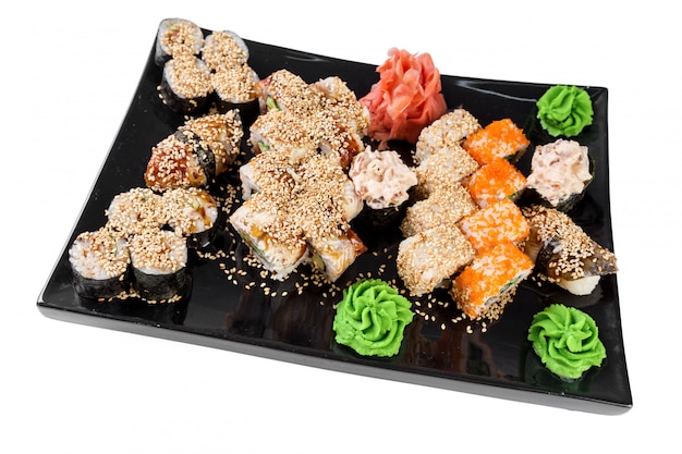 Conjunto de sushi e pãezinhos