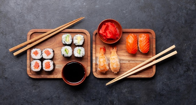 Conjunto de sushi japonês Vista superior plana