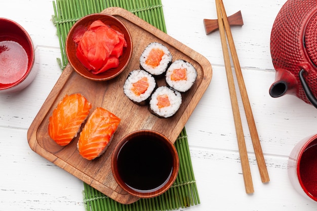 Conjunto de sushi japonês Vista superior plana